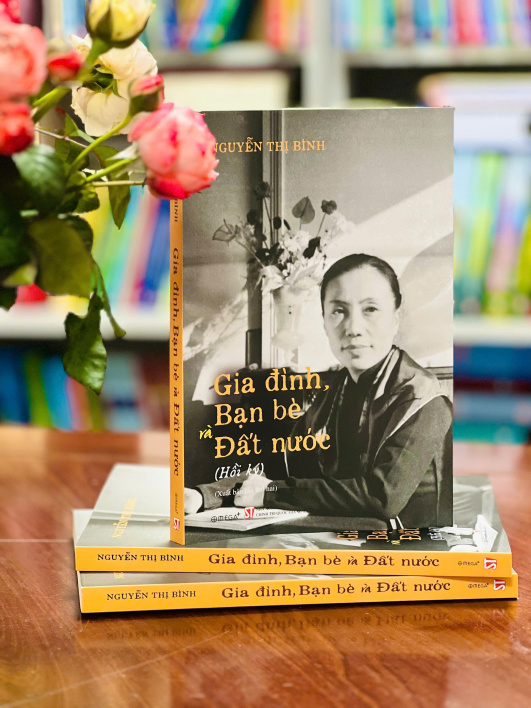 Gia đình, bạn bè và đất nước (bìa cứng)